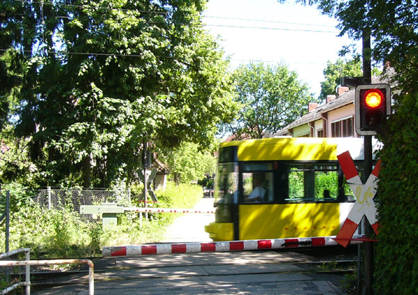 Tw 3072 passiert den Bahnübergang Pollsdamm. Foto: Ingo Teschke