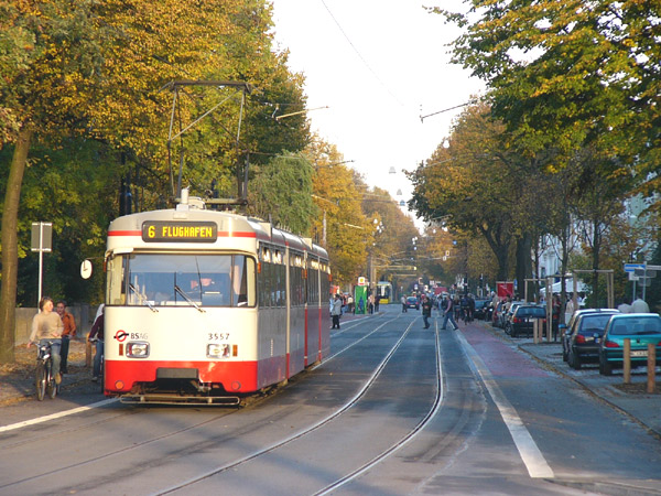 Tw 3557+Bw 3757 Linie 6 in der Wachmannstr. kurz vor Am Stern, 28.10.2005. Foto: Ingo Teschke